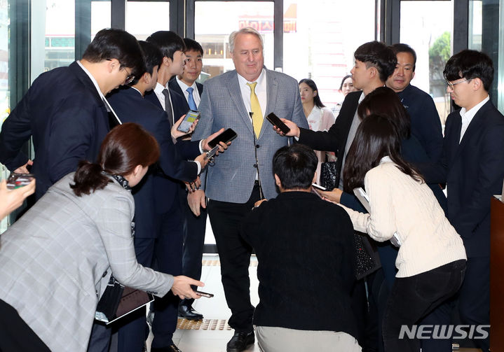 [서울=뉴시스] 조성봉 기자 = 인요한 국민의힘 혁신위원장이 25일 오전 서울 여의도 국민의힘 중앙당사에서 취재진에 둘러싸여 있다. 2023.10.25. suncho21@newsis.com