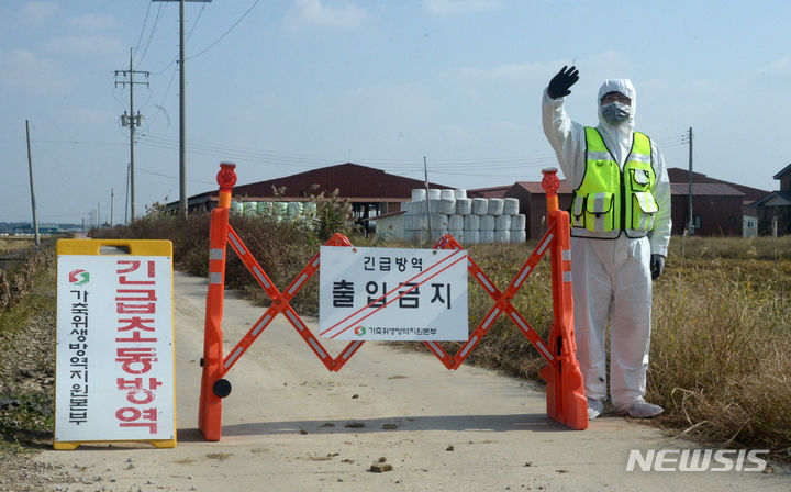 [부안=뉴시스] 김얼 기자 = 전북지역에 첫 럼피스킨병 의심 농가가 발생한 25일 전북 부안군 백산면의 한 농가 일대에 출입 금지를 알리는 안내문이 세워져 있다. 2023.10.25. pmkeul@newsis.com