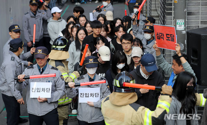 [서울=뉴시스] 김선웅 기자 = 지난 25일 서울 광진구 건대입구역 인근 건대맛의거리에서 다중운집 상황 발생을 가정한 인파감지 시스템 활용 인파밀집 예방 합동 훈련이 진행되고 있다. 2023.10.25. mangusta@newsis.com