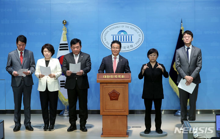 국가정보원 중앙선거관리위원회 보안점검 관련 기자회견. [서울=뉴시스] 조성봉 기자 = 김용판 국민의힘 의원이 26일 오전 서울 여의도 국회 소통관에서 열린 ‘국민의힘 행정안전위원회, 국정원 선관위 보안점검(해킹)관련 기자회견’에서 발언을 하고 있다. 2023.10.26. suncho21@newsis.com