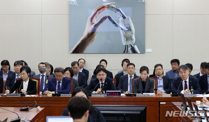 [서울=뉴시스] 이영환 기자 = 유국희 원자력안전위원회 위원장이 26일 오전 서울 여의도 국회에서 열린 과학기술정보방송통신위원회 종합감사에서 의원들의 질의에 답하고 있다. 2023.10.26. 20hwan@newsis.com