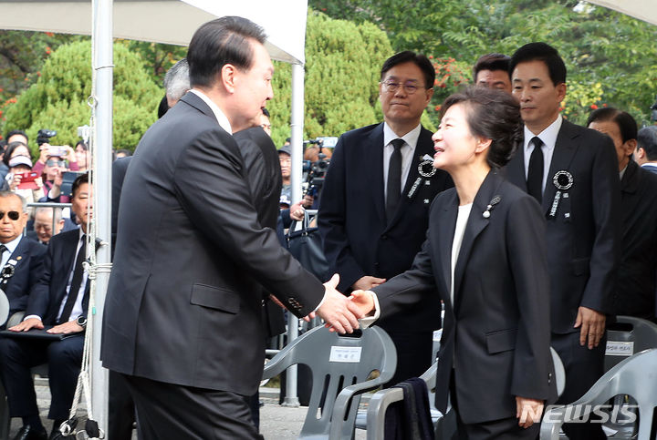 [서울=뉴시스] 조수정 기자 = 윤석열 대통령이 26일 국립서울현충원에서 열린 박정희 전 대통령 44주기 추도식에서 박근혜 전 대통령과 악수하고 있다. 2023.10.26. chocrystal@newsis.com