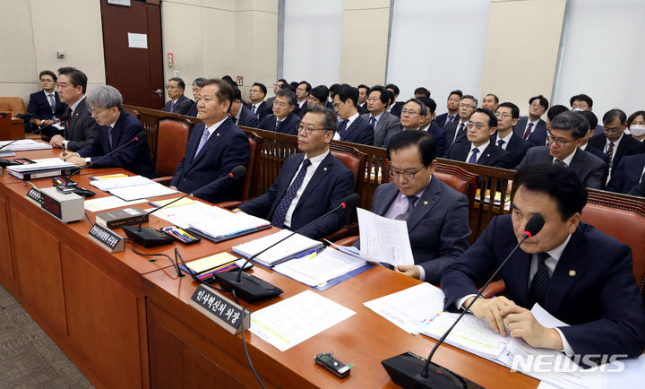 [서울=뉴시스] 조성봉 기자 = 이상민 행정안전부 장관이 26일 오전 서울 여의도 국회에서 열린 행정안전위원회 국정감사에서 의원들의 질의를 듣고 있다. 2023.10.26. suncho21@newsis.com