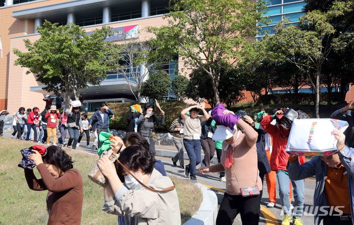 [부산=뉴시스] 하경민 기자 = 2023 부산시 북구 재난대응안전한국훈련이 열린 26일 북구 부산광역시 인재개발원에서 규모 6.2 지진 발생을 가정한 대피훈련이 진행되고 있다. 2023.10.26. yulnetphoto@newsis.com