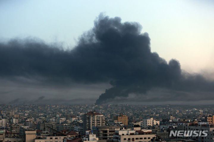[가자지구=AP/뉴시스] 26일(현지시각) 이스라엘의 공습을 받은 가자지구동부에서 시커먼 연기가 솟구치고 있다. 2023.10.27.