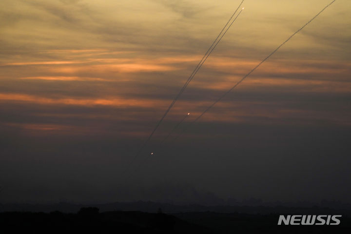 [가자지구=AP/뉴시스] 26일(현지시각) 가자지구에서 발사된 로켓들이 이스라엘 향해 날아가고 있다. 2023.10.27.