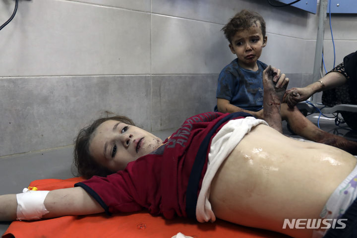[가자지구=AP/뉴시스] 26일(현지시각) 이스라엘의 가자시티 공습으로 다친 팔레스타인 어린이들이 알시파 병원에서 치료받고 있다. 2023.10.27.