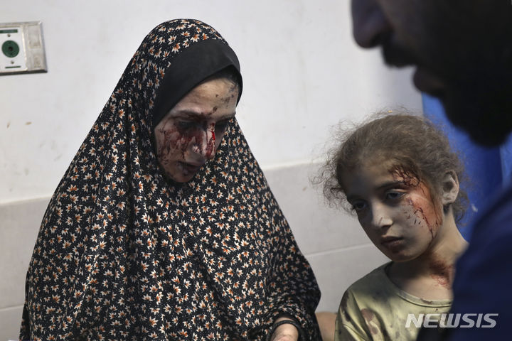 [가자지구=AP/뉴시스] 26일(현지시각) 이스라엘의 가자시티 공습으로 다친 팔레스타인 주민들이 알시파 병원에서 치료받고 있다. 2023.10.27.