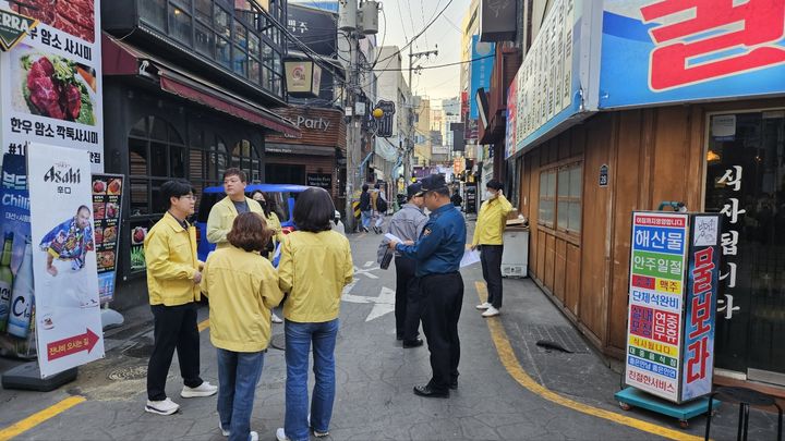 [부산=뉴시스] 부산진구가 27일부터 29일까지 핼러윈 축제 대비 비상근무에 들어간다. 부산진구청 직원들이 서면 젊음의 거리 일대에서 점검을 벌이고 있다. (사진=부산진구 제공) *재판매 및 DB 금지