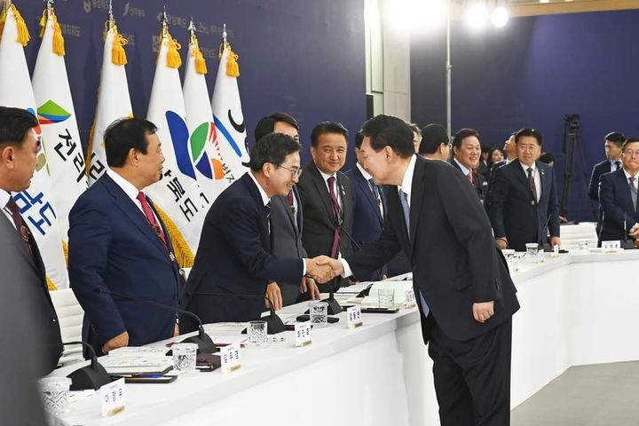 중앙지방협력회의에서 악수하는 윤석열 대통령과 김동연 경기도지사(사진=김동연 경기도지사 페이스북 캡쳐) *재판매 및 DB 금지