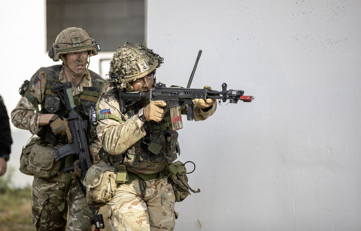 [서울=뉴시스] 그랜트 섑스 영국 국방장관이 북대서양조약기구(NATO·나토) 전력 강화를 위해 병력 2만 명을 동원해 연합훈련에 참가하기로 15일(현지시간) 발표한다. 사진은 제1회 국제 과학화전투 경연대회에서 영국군 장병이 도시지역전투를 실시하는 모습. (사진=육군 제공) 2024.01.15. photo@newsis.com *재판매 및 DB 금지