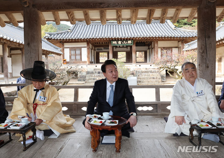 [안동=뉴시스] 조수정 기자 = 윤석열 대통령이 27일 오후 경북 안동 병산서원 누각 만대루에서 열린 유림간담회에서 발언하고 있다. (대통령실통신사진기자단) 2023.10.27. chocrystal@newsis.com