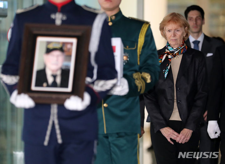 [인천공항=뉴시스] 김명년 기자 = 27일 오후 인천국제공항 제2터미널 입국장에서 열린 고 레옹 보스케 벨기에 유엔참전용사 유해 봉환식에서 고인의 딸 다니엘 보스케씨가 운구차량으로 이동하고 있다. 2023.10.27. kmn@newsis.com