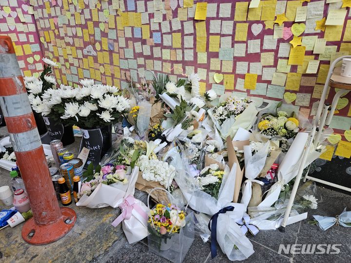 [서울=뉴시스] 박광온 기자 = 28일 오후 5시께 서울 용산구 이태원에 차려진 '기억과 안전의 길'에 수십개의 백합이 놓여있다. 2023.10.28. lighton@newsis.com