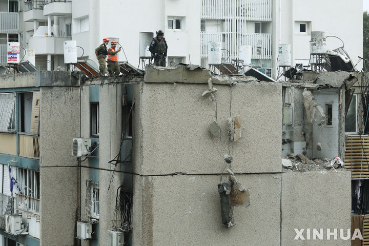 [텔아비브=신화/뉴시스] 팔레스타인 가자지구를 향한 공세를 늘리고 있는 가운데 이스라엘 방위군(IDF) 장교 부상자가 나왔다. 항공 전력을 이용하는 이스라엘군은 작전 병력을 늘리면서 작전 지역을 점차 지역 중심부로 나아가고 있는 것으로 나타났다. 사진은 지난 27일(현지시각) 이스라엘 텔아비브에서 한 이스라엘 보안군이 가자지구발 로켓으로 파손된 건물을 점검하는 모습. 2023.10.29.