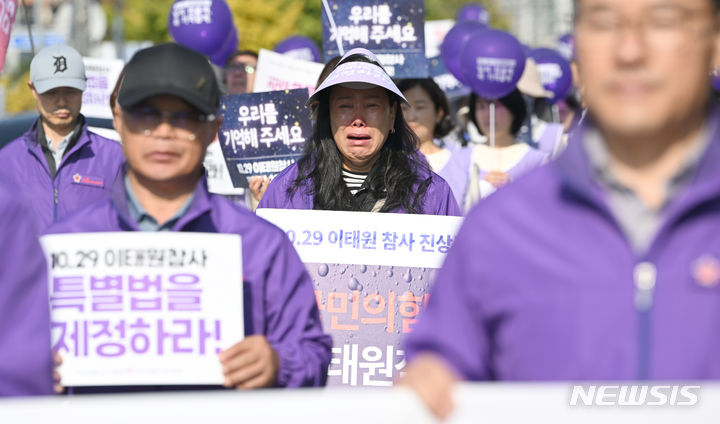 [광주=뉴시스] 이영주 기자 = 10·29 이태원 참사를 하루 앞둔 28일 오전 한 참사 희생자 유족이 이태원 참사 특별법 제정 촉구 걷기 행사에 참여하며 오열하고 있다. 2023.10.28. leeyj2578@newsis.com