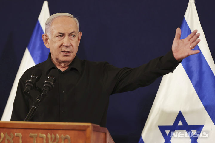 [텔아비브=AP/뉴시스] 베냐민 네타냐후 이스라엘 총리가 지난 10월28일 텔아비브의 군기지에서 기자회견하고 있다. 2023.10.29.