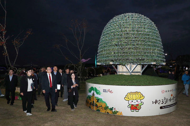 [창원=뉴시스] 강경국 기자 = 홍남표 경남 창원시장이 28일 열린 제23회 마산국화축제 개막식에서 세계 최대 다륜대작인 '천향여심'을 둘러보고 있다. (사진=창원시청 제공). 2023.10.29. photo@newsis.com *재판매 및 DB 금지