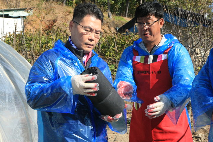 '사랑의 연탄' 배달하는 최병준 원주시축구협회장. *재판매 및 DB 금지