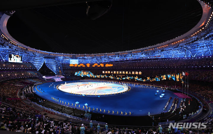 [항저우=뉴시스] 사진공동취재단 = 28일 항저우 올림픽 스포츠센터 스타디움에서 열린 2022 항저우 장애인아시아경기대회 폐막식에서 축하 공연이 펼쳐지고 있다. 2023.10.29. photo@newsis.com