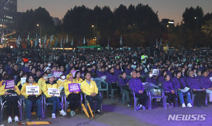 [서울=뉴시스] 최동준 기자 = 29일 서울 중구 서울광장에서 열린 10.29 이태원 참사 1주기 시민추모대회에서 세월호 유가족이 참석해 있다. 2023.10.29. photocdj@newsis.com