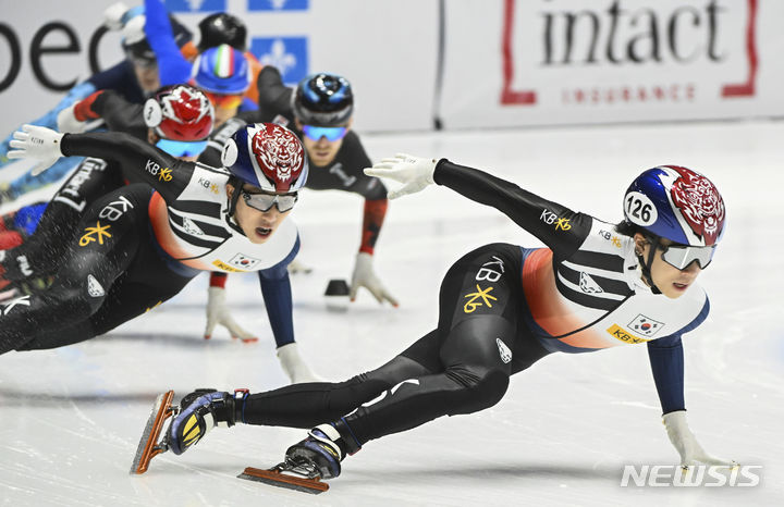 [몬트리올=AP/뉴시스] 김건우(오른쪽)가 29일(현지시각) 캐나다 몬트리올에서 열린 2023-24 국제빙상경기연맹(ISU) 월드컵 2차 대회 남자 1500m 결승에서 역주하고 있다. 2023.10.30.