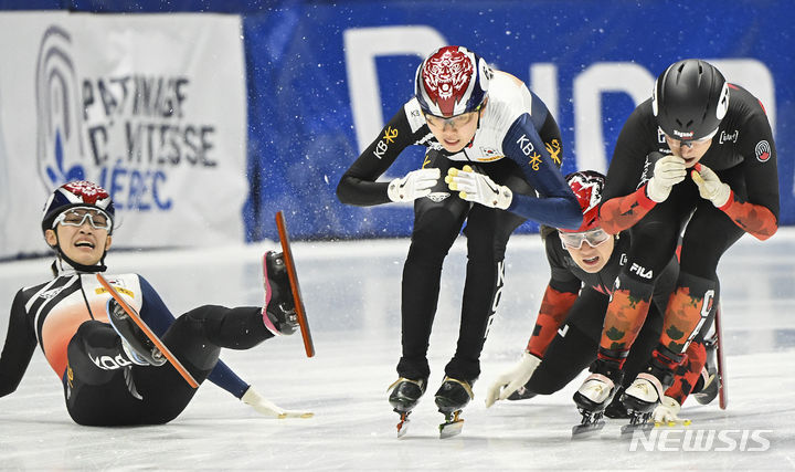 [몬트리올=AP/뉴시스] 29일(현지시간) 캐나다 몬트리올에서 열린 2023-24 국제빙상경기연맹(ISU) 월드컵 2차 대회 여자 3000m 계주 결승에서 심석희가 역주하고 있다. 2023.10.30.
