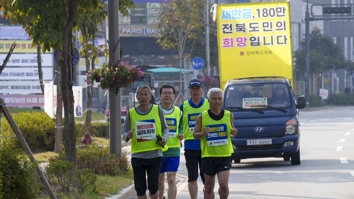 [전주=뉴시스] 마라톤 투쟁에 나선 전북도의회 박정규(임실) 의원과 염영선(정읍2) 의회대변인·김동구(군산2)·박용근(장수) 의원이 30일 정부세종청사를 향해 달리고 있다. 2023.10.30 (사진= 박정규 도의원 제공) *재판매 및 DB 금지