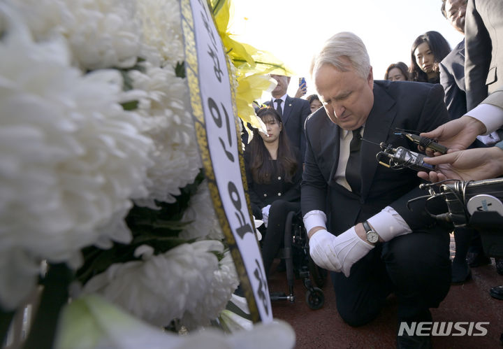 [광주=뉴시스] 변재훈 기자 = 인요한 국민의힘 혁신위원장이 30일 광주 북구 운정동 국립 5·18민주화묘지 내 행방불명자 묘역에 헌화하고 있다. 혁신위 출범 첫 일정이다. 2023.10.30. wisdom21@newsis.com