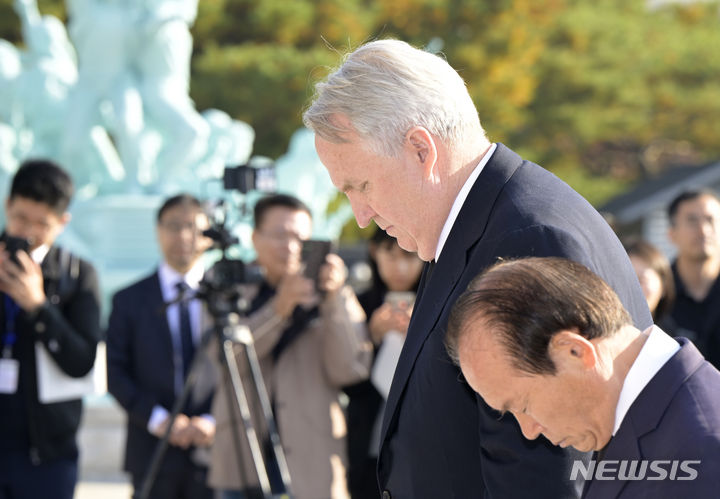 [광주=뉴시스] 변재훈 기자 = 인요한 국민의힘 혁신위원장이 30일 광주 북구 운정동 국립 5·18민주화묘지에서 오월영령을 참배·분향하고 있다. 혁신위 출범 첫 일정이다. 2023.10.30. wisdom21@newsis.com