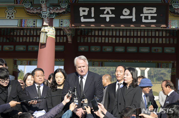 [광주=뉴시스] 변재훈 기자 = 인요한 국민의힘 혁신위원장이 30일 광주 북구 운정동 국립 5·18민주화묘지 민주의문 앞에서 취재진에게 참배 소감을 밝히고 있다. 인 위원장은 항쟁 당시 시민군 통역을 맡은 바 있으며, 이날 참배는 국민의힘 혁신위 출범 첫 일정이다. 2023.10.30. wisdom21@newsis.com