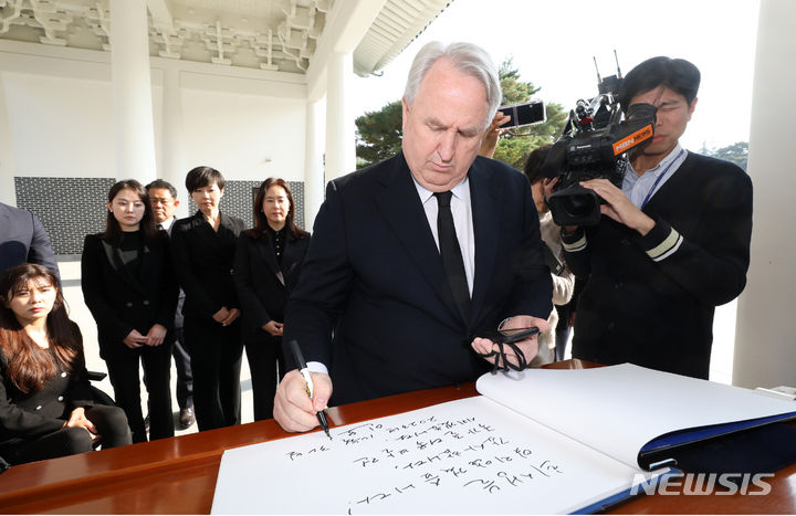 방명록 적는 인요한 국민의힘 혁신위원장. [서울=뉴시스] 조성우 기자 = 인요한 국민의힘 혁신위원장이 30일 오후 서울 동작구 국립서울현충원을 참배한 뒤 방명록을 적고 있다. 2023.10.30. xconfind@newsis.com