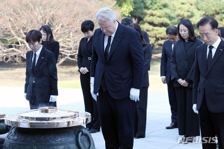 현충원 참배하는 인요한 국민의힘 혁신위원회. [서울=뉴시스] 조성우 기자 = 인요한 국민의힘 혁신위원장과 혁신위원들이 30일 오후 서울 동작구 국립서울현충원을 참배하고 있다. 2023.10.30. xconfind@newsis.com