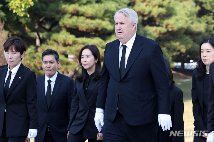 국립서울현충원 참배하는 인요한 국민의힘 혁신위원회. [서울=뉴시스] 조성우 기자 = 인요한 국민의힘 혁신위원장과 혁신위원들이 30일 오후 서울 동작구 국립서울현충원을 참배하고 있다. 2023.10.30. xconfind@newsis.com