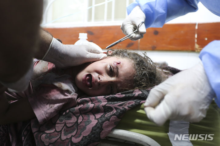 [가자지구=AP/뉴시스]지난 10월30일 가자지구 라파의 한 병원에서 이스라엘의 폭격으로 부상한 소녀가 치료받으며 울음을 터트리고 있다. 2023.10.31.