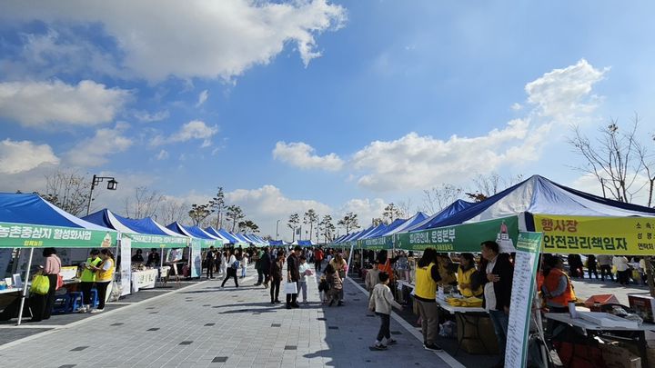 서천군학교학부모회장협의회가 진행한 ‘엄마랑 친구랑 플리마켓’이 지역민의 뜨거운 호응속에 성료됐다. 2023. 10. 31 서천교육지원청 *재판매 및 DB 금지