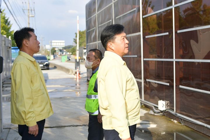 [예산=뉴시스] 최재구 예산군수, 거점소독시설 점검 모습. *재판매 및 DB 금지