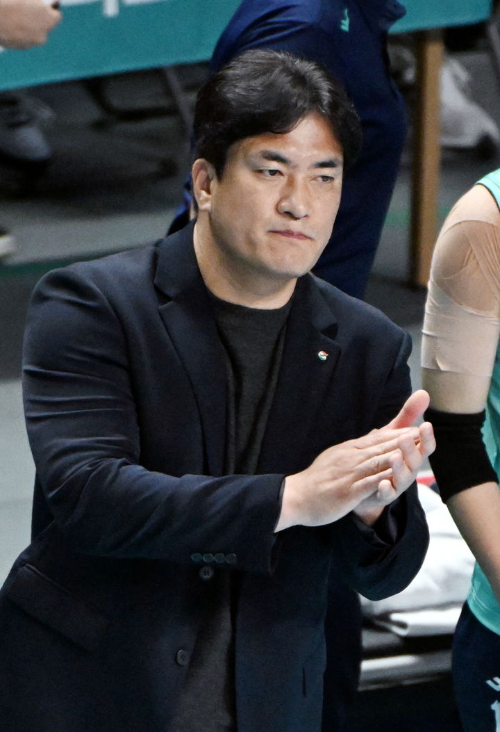 [오늘의 뉴스종합] 한국 여자배구 감독 선임 논란, K리그 관중 이물질 투척 사건, KLPGA 그린 마스터 페스타 개최 등 주요 이슈