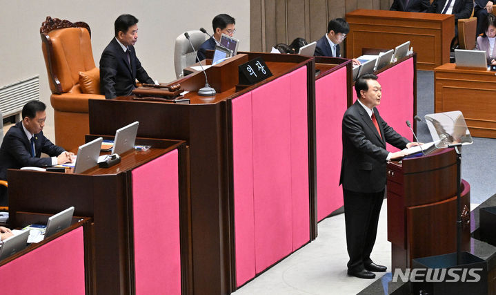 [서울=뉴시스] 고범준 기자 = 윤석열 대통령이 지난달 31일 국회 본회의장에서 내년도 정부 예산안에 대한 시정연설을 하고 있다. (공동취재사진) 2023.10.31. photo@newsis.com