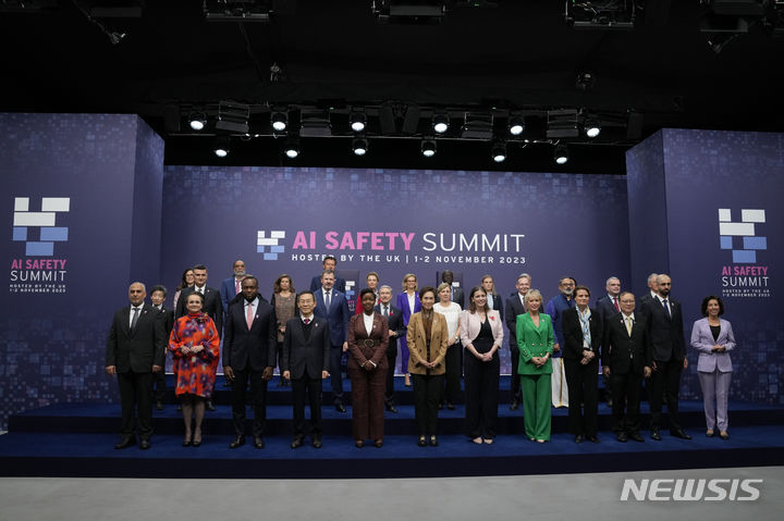 [블레츨리=AP/뉴시스]1일(현지시간) 영국 블레츨리에서 열린 'AI 안전 정상회의'에 참석한 각국 지도자들과 빅테크 수장들의 모습. 2023.11.01.