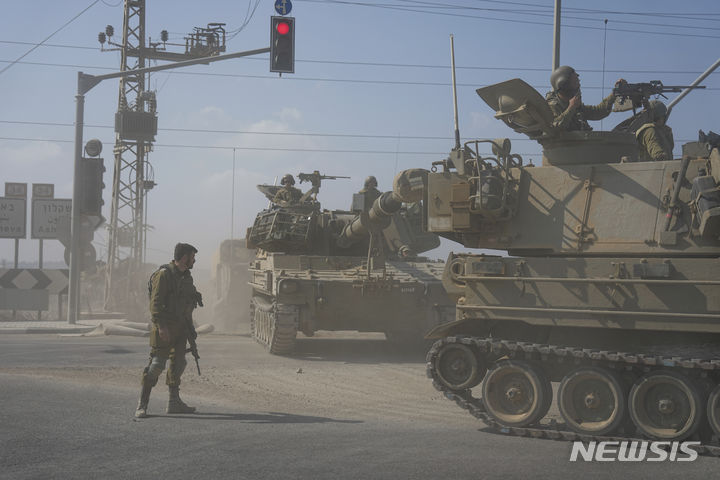 [가자지구=AP/뉴시스] 1일(현지시각) 이스라엘 전차들이 가자지구로 이동하고 있다. 이스라엘 지상군이 최근 며칠 동안 가자지구에서 하마스 시설 300여 곳을 타격하는 등 강도 높은 작전을 수행하고 있다. 2023.11.02.