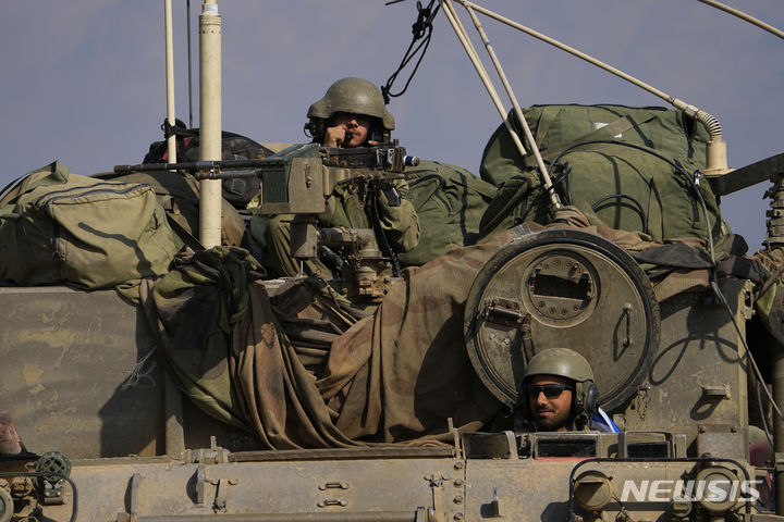 [가자지구=AP/뉴시스] 1일(현지시각) 이스라엘 군인들이 전차에 올라 가자지구로 이동하고 있다. 이스라엘 지상군이 최근 며칠 동안 가자지구에서 하마스 시설 300여 곳을 타격하는 등 강도 높은 작전을 수행하고 있다. 2023.11.02.