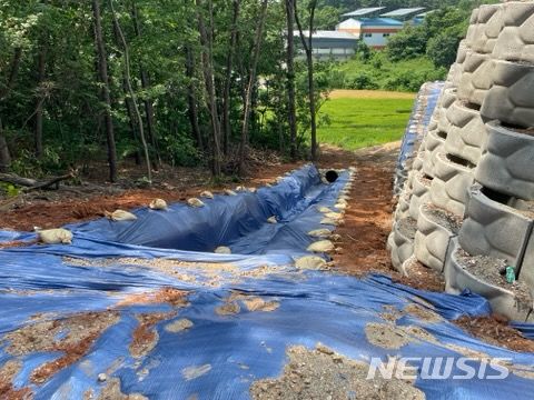 [김포=뉴시스] 정일형 기자 = 현재 임시 배수로가 설치된 사업장으로 전문가 시스템이 도입되면 점검을 통해 다수의 사업장이 이와 같이 설치될 예정이다. (사진은 김포시 제공)