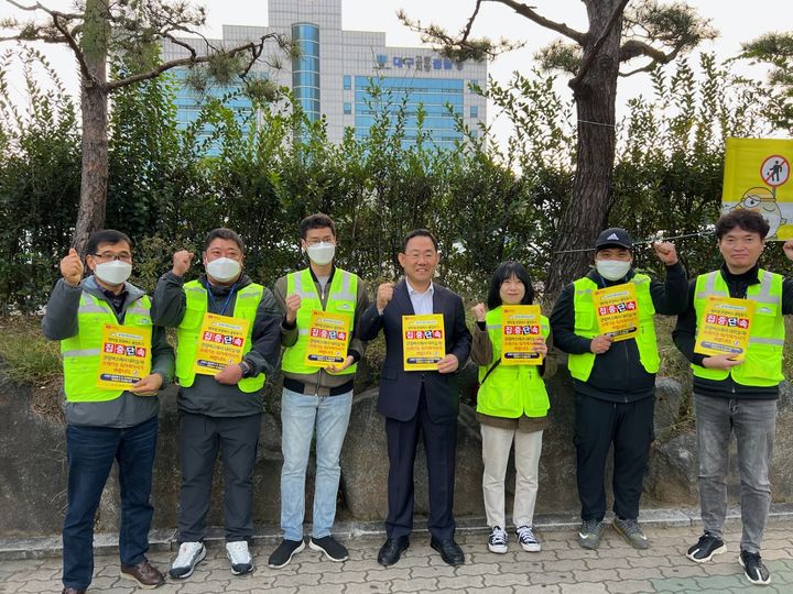 [대구=뉴시스] 대구시 수성구는 가을 행락철을 맞아 관광버스 상·하차 장소에서 올바른 쓰레기 배출법 홍보와 불법투기 집중단속에 나선다. (사진 = 대구시 수성구 제공) 2023.11.01. photo@newsis.com *재판매 및 DB 금지