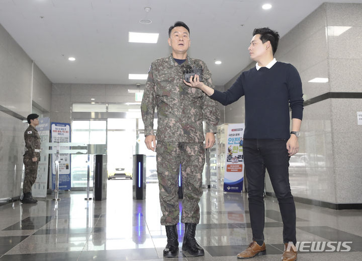 [서울=뉴시스] 김근수 기자 = 김명수 국방부 합동참모본부 합참의장 후보자가 1일 오전 서울 용산구 국방부 별관 후보자 사무실로 출근하기 전 취재진 질문에 답하고 있다. 2023.11.01. ks@newsis.com