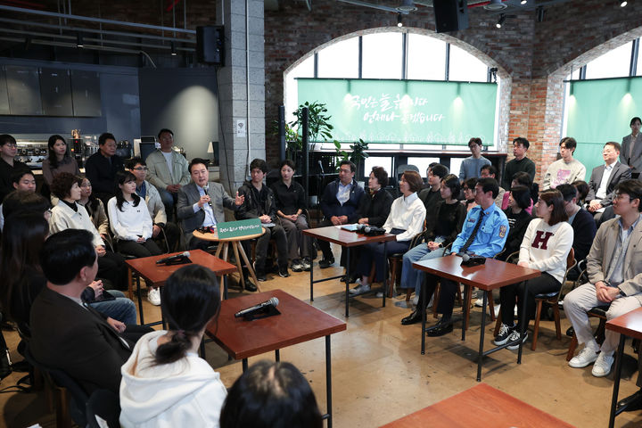 [서울=뉴시스] 윤석열 대통령이 1일 서울 마포구 한 카페에서 열린 제21차 비상경제민생회의에서 발언하고 있다. 이날 회의에는 주부, 회사원, 소상공인 등 다양한 직업과 연령대의 국민 60여 명이 참석했다. (사진=대통령실 제공) 2023.11.01. photo@newsis.com *재판매 및 DB 금지