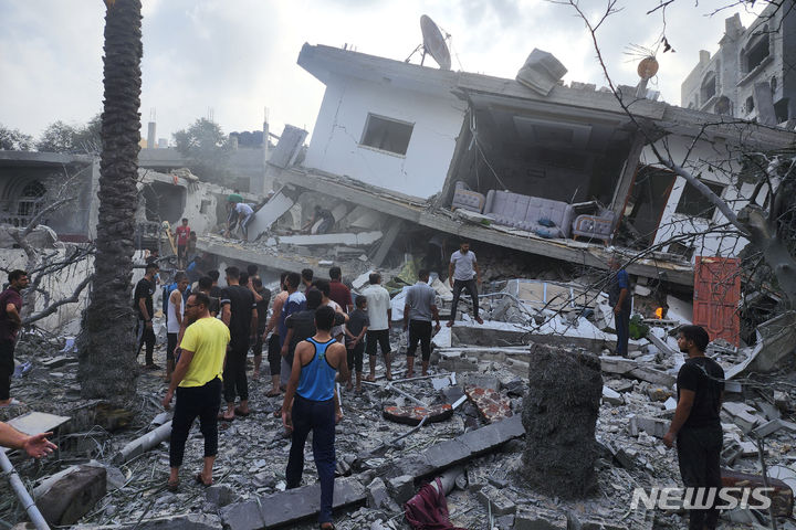 [가자지구=AP/뉴시스] 사진은 2일(현지시간) 가자 지구 부레이즈 난민촌에서 주민들이 이스라엘 공습으로 파괴된 건물 잔해 속 생존자들을 찾고 있는 모습. 2023.11.03. 