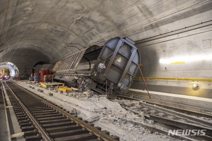 [티치노(스위스)=AP/뉴시스] 세계에서 가장 긴 철도 터널로 알려진 스위스 고트하르트 터널에 발생한 탈선 사고의 복구가 예상보다 늦어질 전망이라고 미국 AP통신이 2일(현지시간) 전했다. 사진은 고트하르트 터널에서 탈선한 화물 열차의 모습. 2023.11.03.