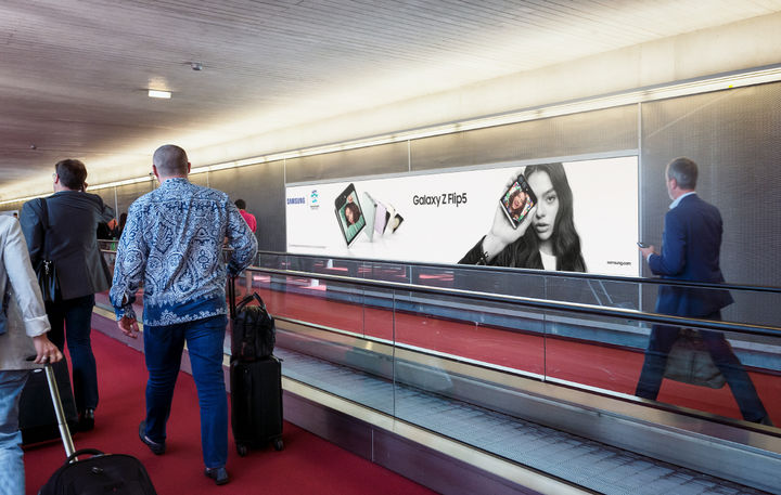 [서울=뉴시스] 삼성전자가 최근 프랑스 파리 샤를드골 국제공항에서 14개의 광고판을 통해 부산엑스포를 알리고 있다. (사진=삼성전자) 2023.11.02.photo@newsis.com *재판매 및 DB 금지