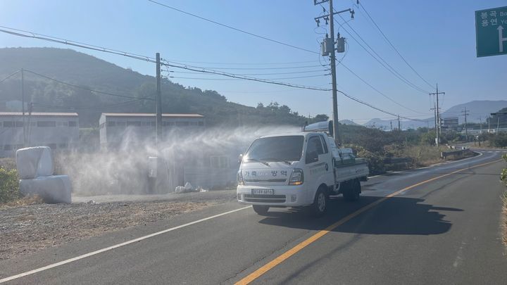 [창원=뉴시스] 강경국 기자 = 경남 창원시가 럼피스킨병 확산 방지를 위해 1일 축산농가 주변에서 방역소독 활동을 펼치고 있다. (사진=창원시청 제공). 2023.11.02. photo@newsis.com *재판매 및 DB 금지